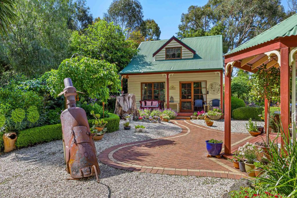 une maison avec une statue dans la cour avant dans l'établissement Ballarat Cottages, à Ballarat