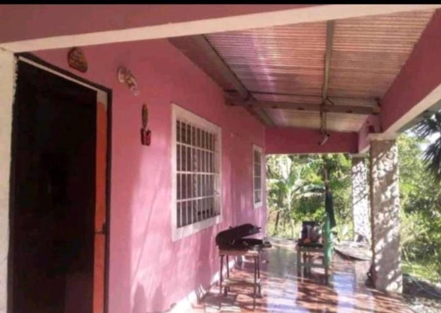 una casa rosa con una pared rosa en Casa kodash, en Antón