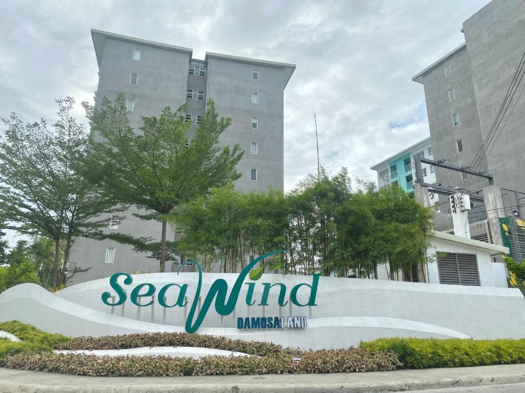 una señal para un edificio de viento marino frente a un edificio en Seawind by the ocean, en Davao City