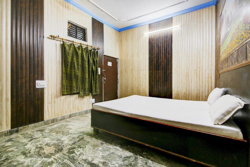 1 dormitorio pequeño con 1 cama en una habitación en SPOT ON Relax Inn, en Tājganj