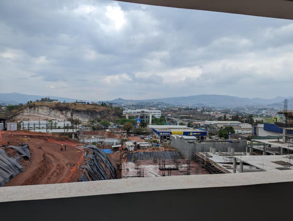 德古西加巴的住宿－Apartamento en Miraflores，正在建造的建筑物享有城市美景