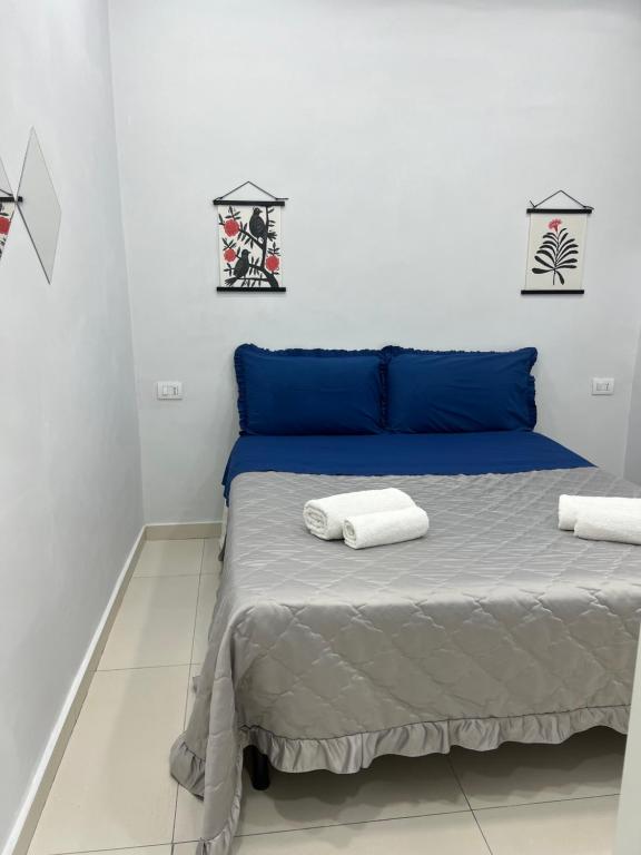 ein Schlafzimmer mit einem Bett mit zwei Handtüchern darauf in der Unterkunft La Casa di Manila in Neapel