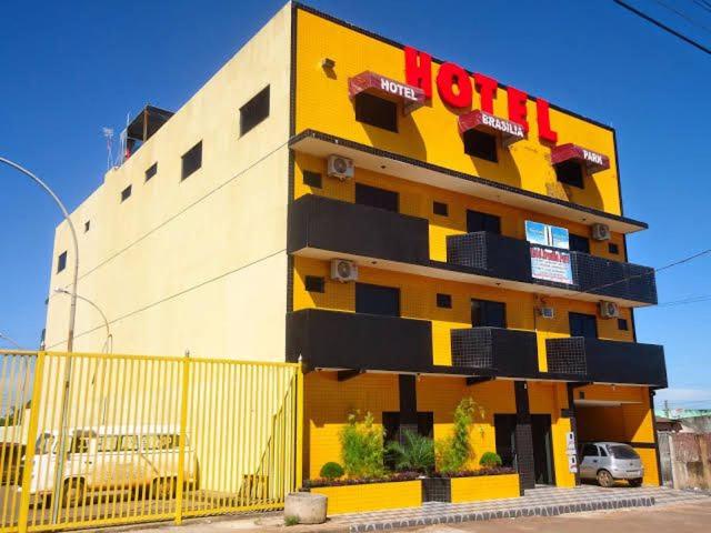 ein gelbes und schwarzes Gebäude mit einem Schild darauf in der Unterkunft Hotel Brasília Park in Novo Gama