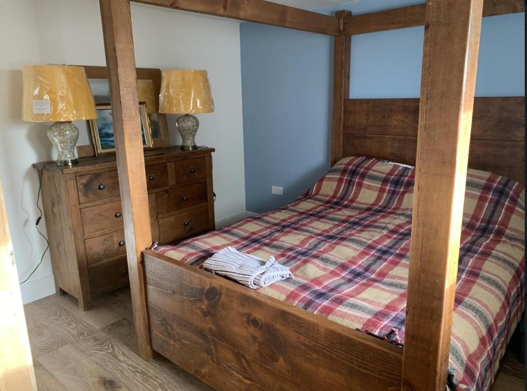 מיטה או מיטות בחדר ב-ISLE OF GIGHA FARM HOUSE