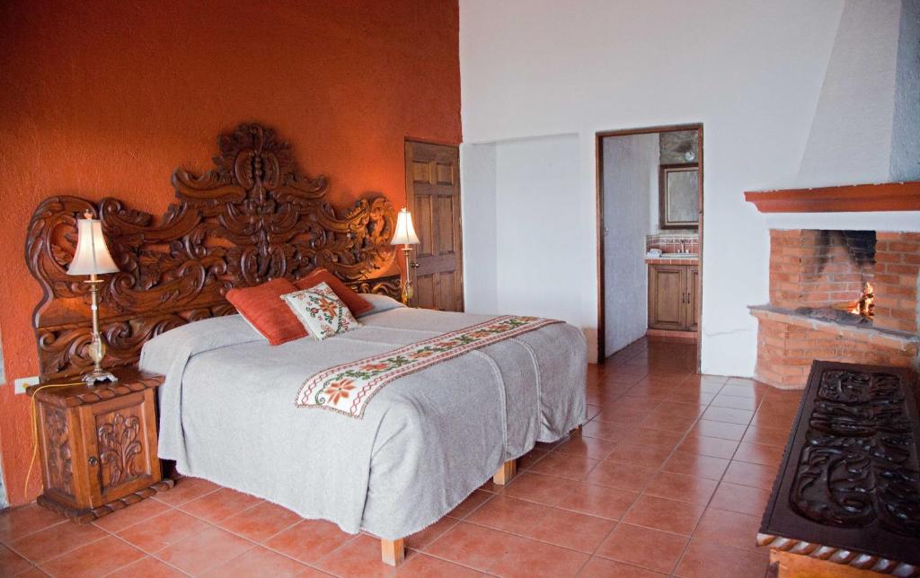 מיטה או מיטות בחדר ב-Cabañas del Bosque, Zirahuén
