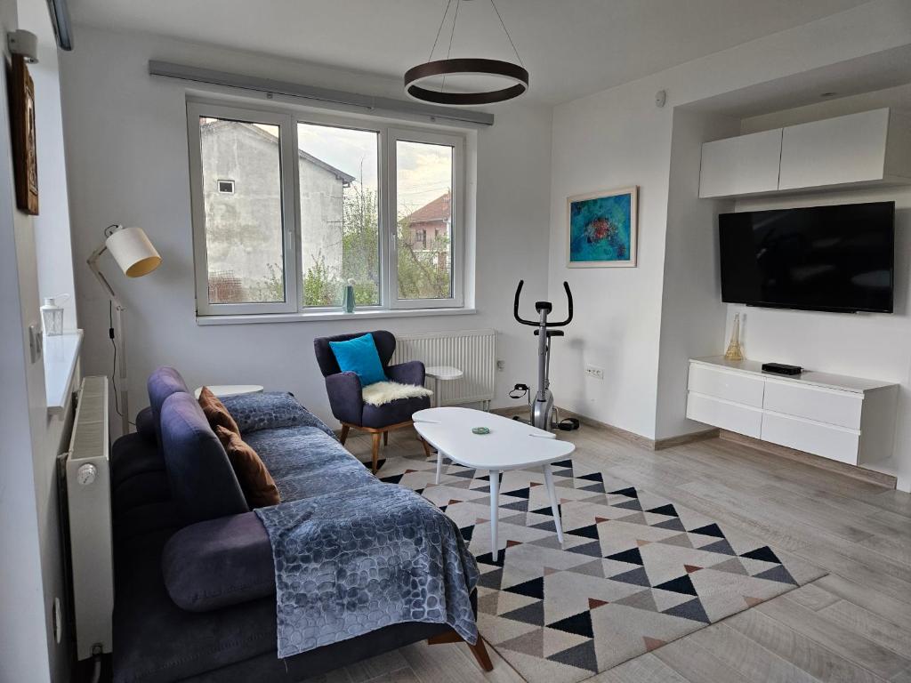 ein Wohnzimmer mit einem Sofa und einem Tisch in der Unterkunft Villa Hris I WiFi-Netflix in Skopje