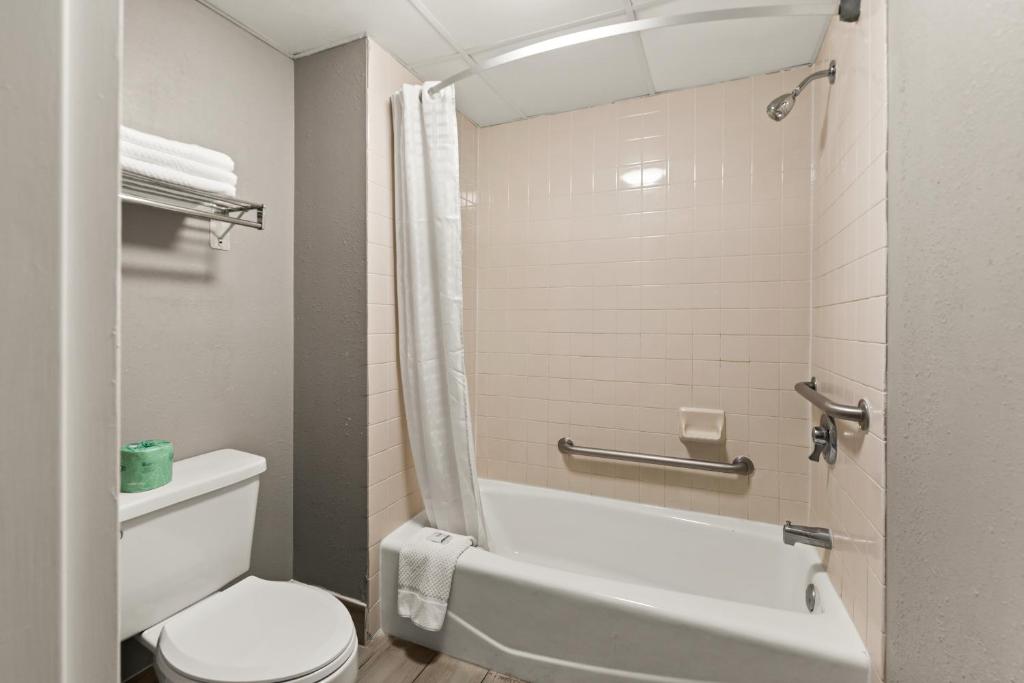 Koupelna v ubytování Rodeway Inn
