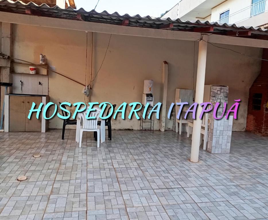 Ein Schild, auf dem steht, dass die Hospiz Karaaganda auf einem Gebäude ist. in der Unterkunft HOSPEDARIA ITAPUÃ in Santarém