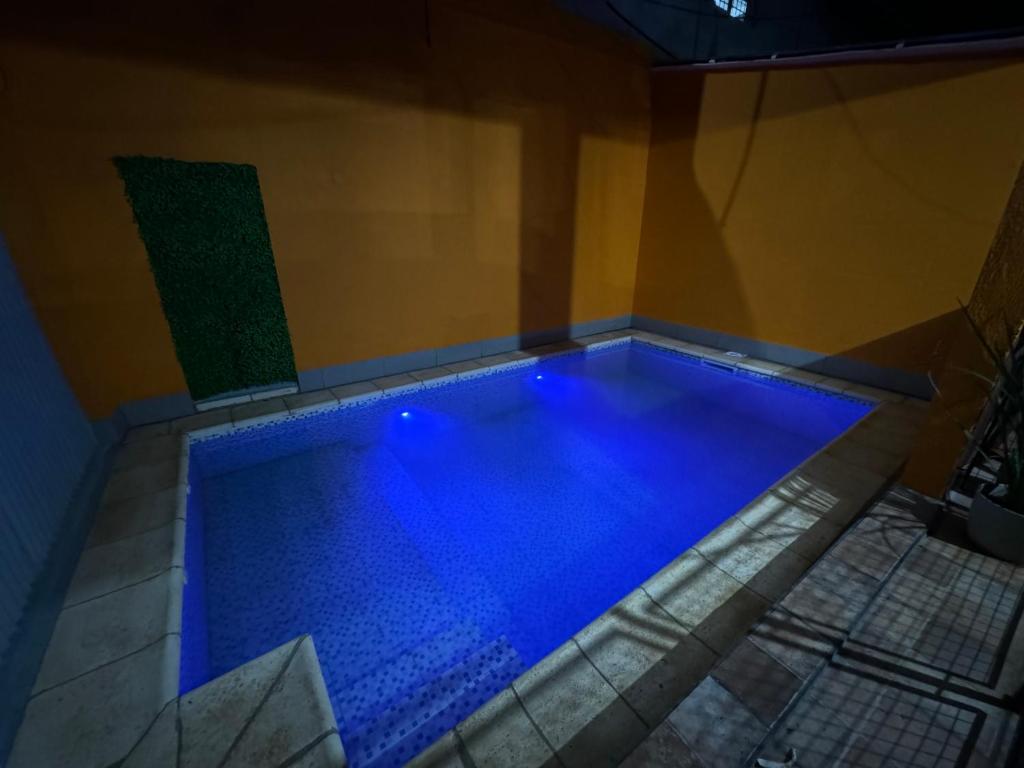 una gran piscina de agua azul en un edificio en Apart Nicolas en Puerto Iguazú