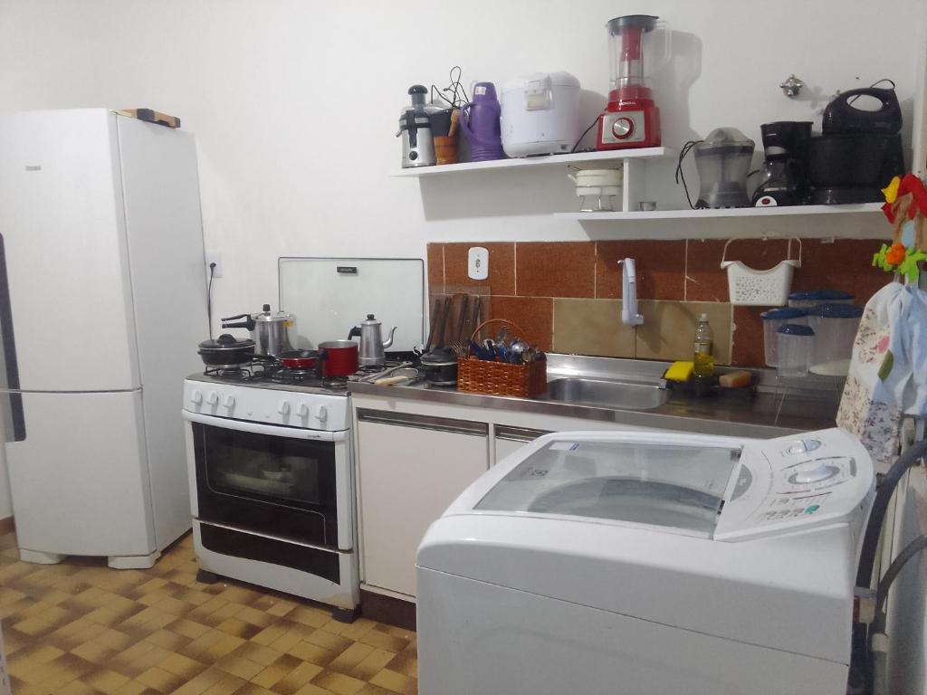 kuchnia z kuchenką i lodówką w obiekcie LINDO APTO CENTRAL, MOBILIADO, AO LADO DO HOTEL NACIONAL CORUMBÁ -MS w mieście Corumbá
