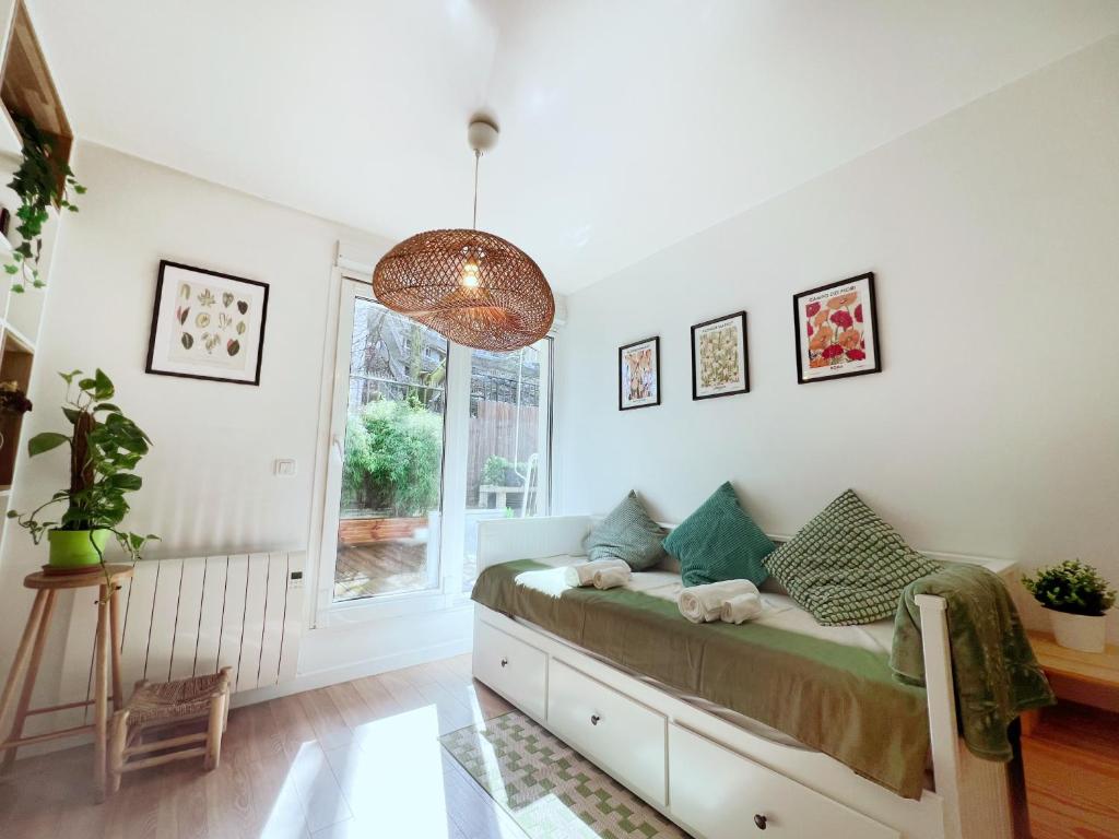 une chambre blanche avec un lit et une fenêtre dans l'établissement Paris15 Convention - Garden in Paris Sweet Home, à Paris