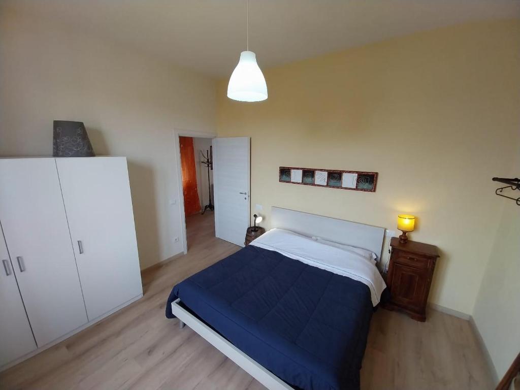 una camera da letto con un letto e una cassettiera di Ciclamino fori Porta Pispini 2 a Siena