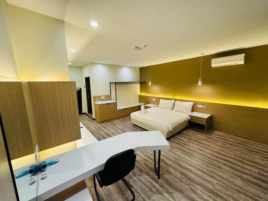 una camera d'albergo con letto e scrivania di STAR HOTEL a Tawau