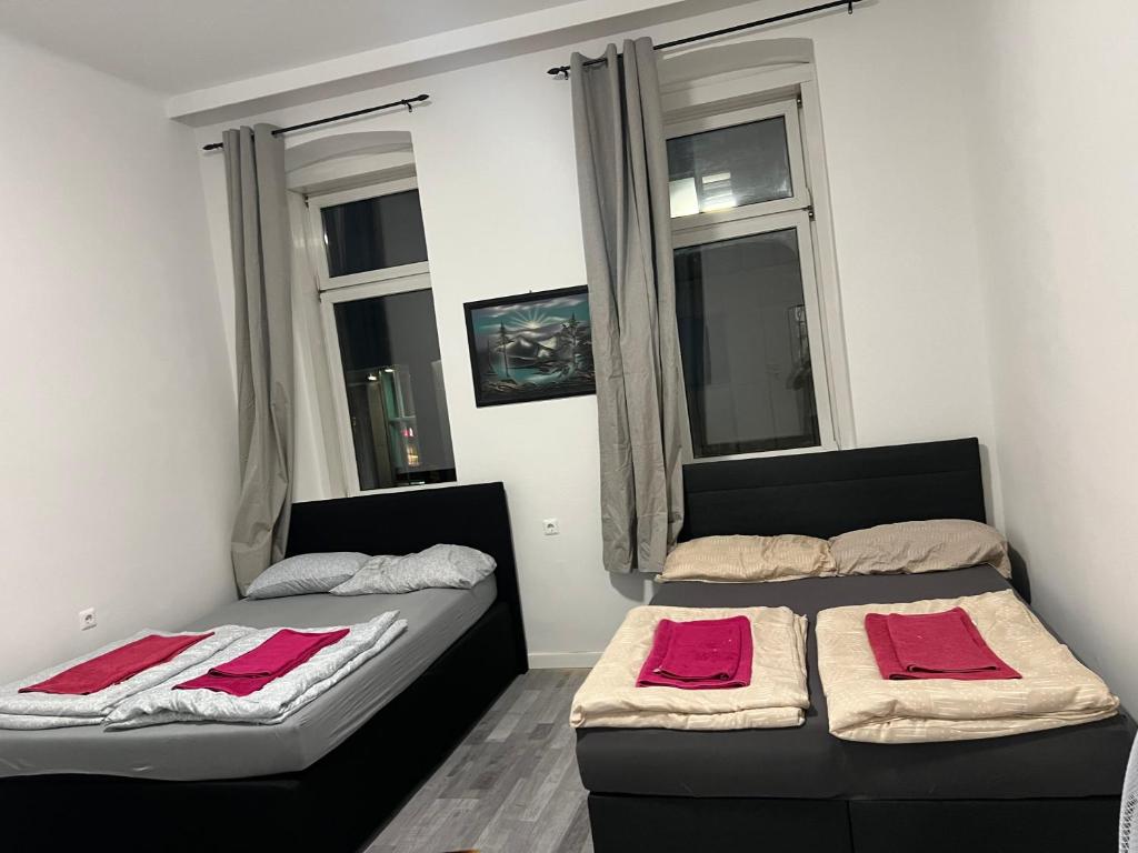 twee bedden in een kamer met twee ramen bij sam apartmant 12 in Wenen