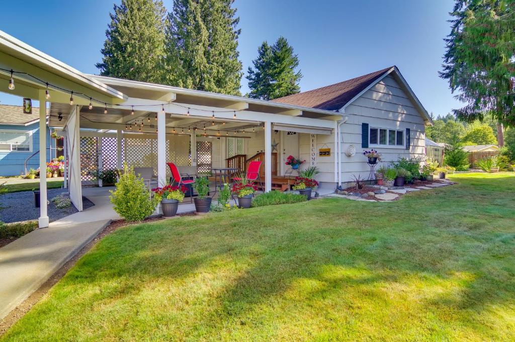 una casa con un patio con una casa en Charming Updated Retreat Walk to Lake Stevens! en Lake Stevens