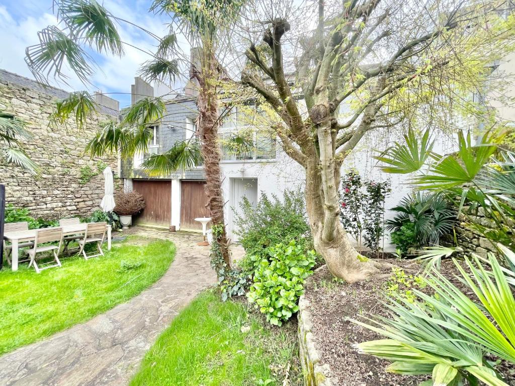 Photo de la galerie de l'établissement LA VILLA AU DUC - Standing - Jardin Clos - Plein Centre Ville !, à Quimper