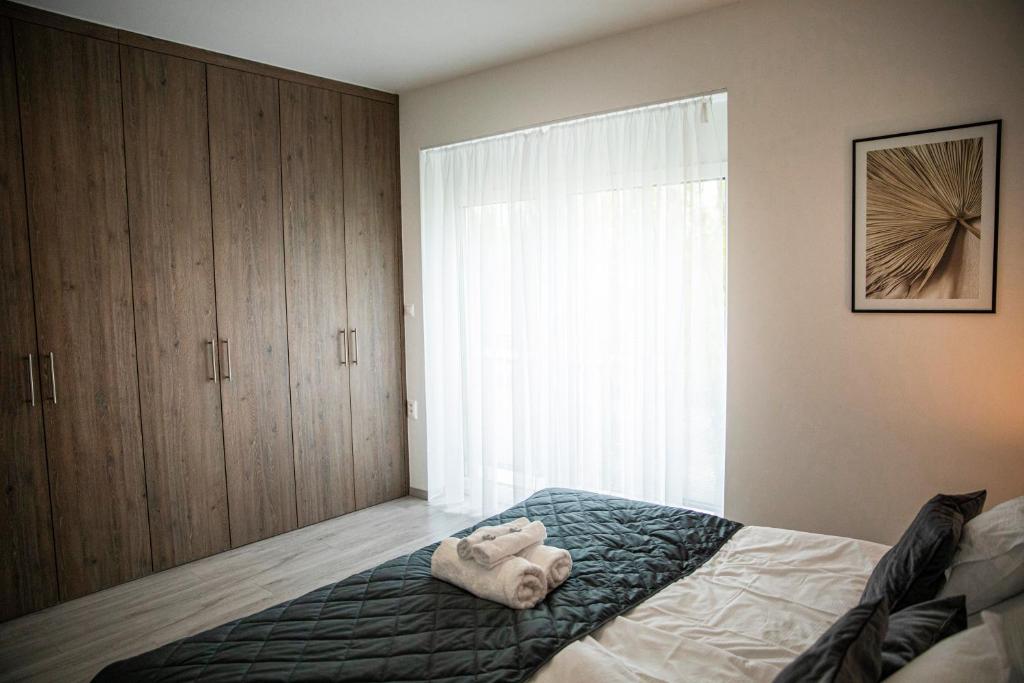 Postel nebo postele na pokoji v ubytování Kinga apartman