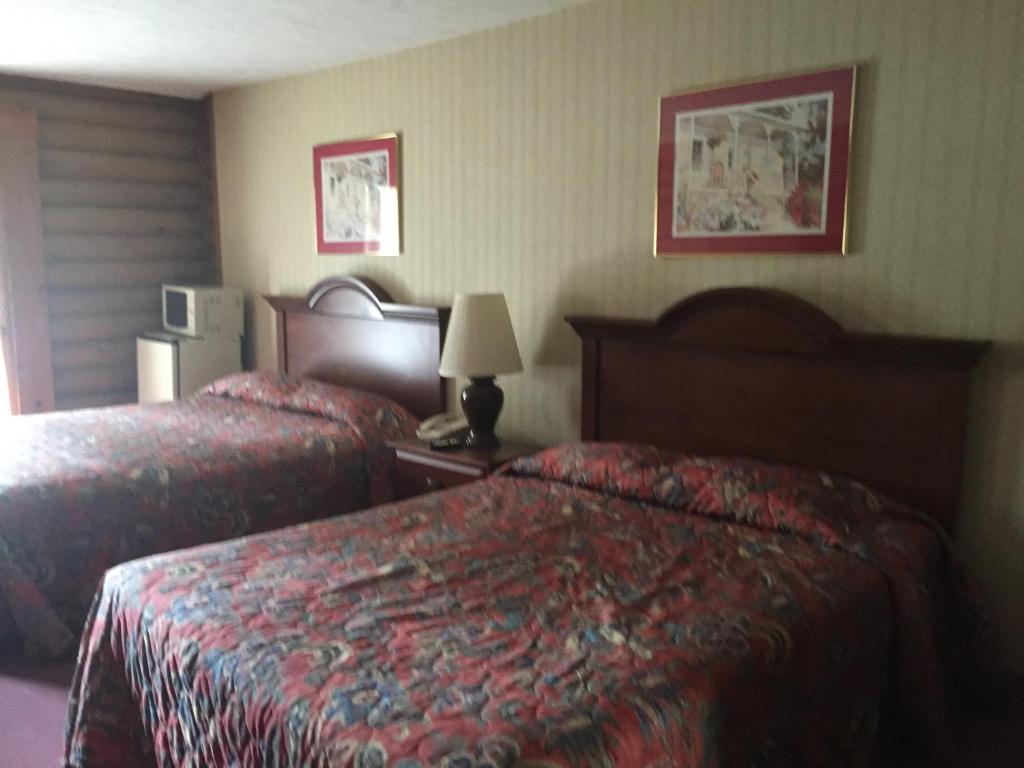 Highland Hills Motel & Cabins - 
