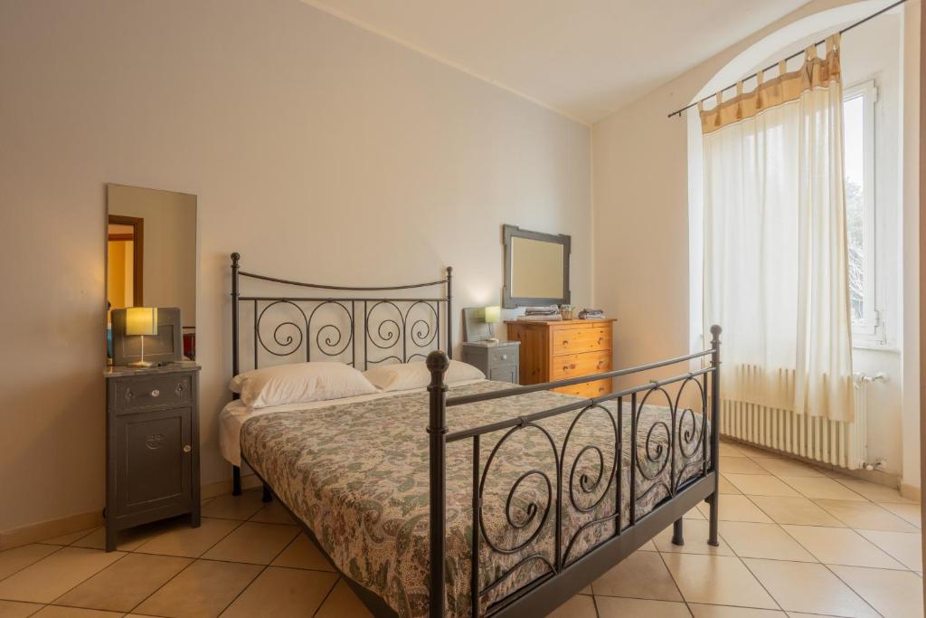 1 dormitorio con cama, tocador y espejo en Ponte per la Sardegna e la Corsica dalla Toscana family apartment, en Livorno