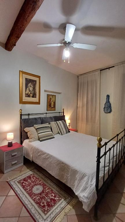 1 dormitorio con 1 cama y ventilador de techo en La Dolce Venezia Guesthouse en Venecia