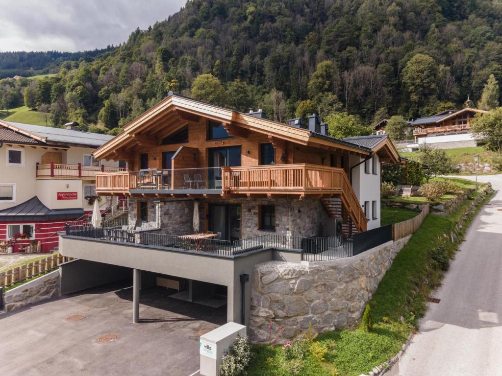Casa con balcón y montaña en Tauernlodge Berglust en Bramberg am Wildkogel