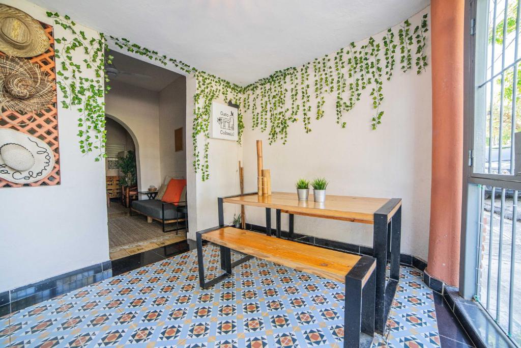 uma mesa e um banco num quarto em Hostel Gato Colonial em Santo Domingo