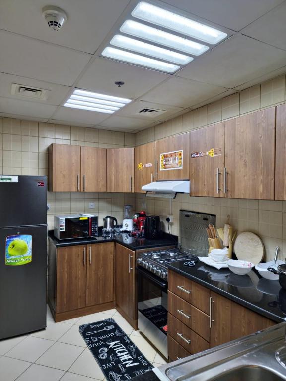 Kuchyň nebo kuchyňský kout v ubytování HOLIDAY HOME in Ajman