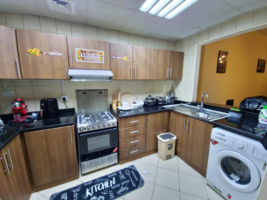 Kuchyň nebo kuchyňský kout v ubytování HOLIDAY HOME in Ajman