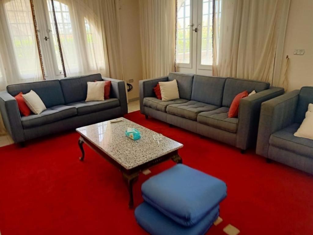 Sala de estar con 2 sofás y mesa de centro en Marina 7 El alamein North Coast villa فيلا مارينا 7 العلميين الساحل الشمالى en El Alamein