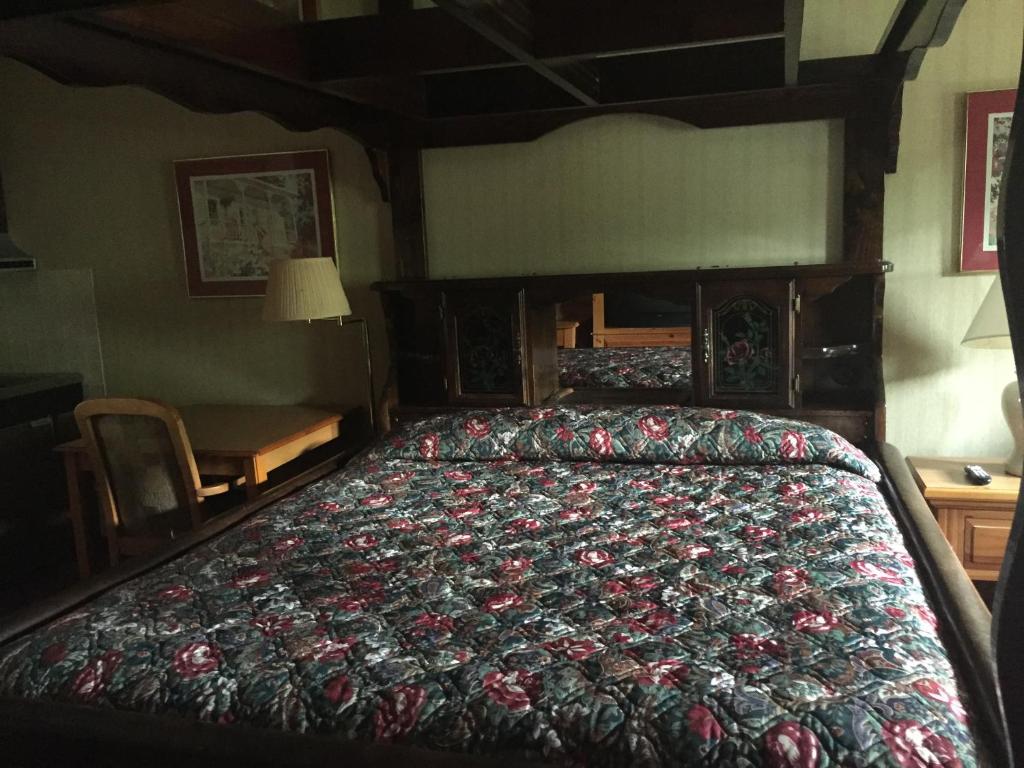 Highland Hills Motel & Cabins - 
