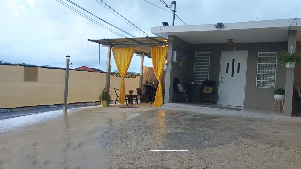 une maison avec un rideau jaune sur la terrasse dans l'établissement Casa Dona Guilla 1, 