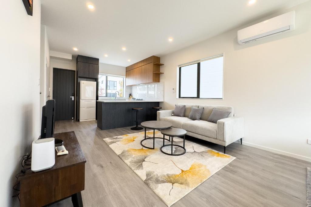 a living room with a couch and a table at Modern 3-bds townhouse in South Auckland in Auckland