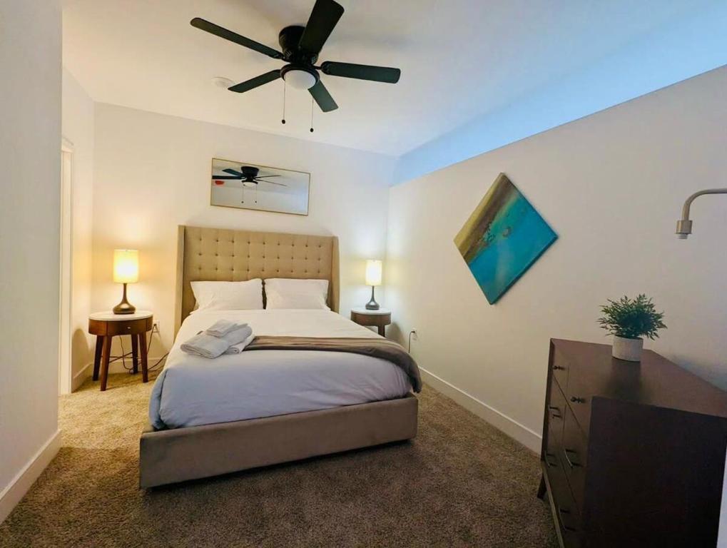 - une chambre avec un lit et un ventilateur de plafond dans l'établissement Cozy 1 BR Near DT Garage Parking Gym W&D, à Soulard