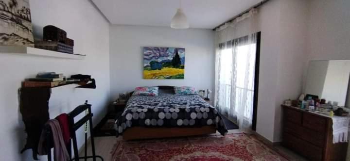 - une chambre avec un lit et une fenêtre dans l'établissement Splendide villa prestigia plage des nations, à Sidi Bouqnadel