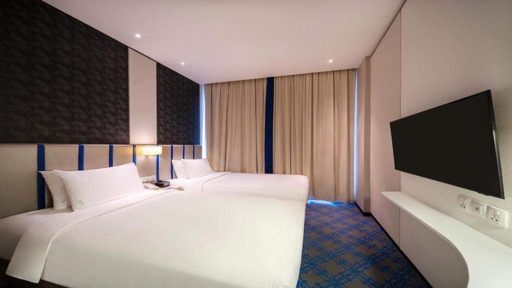 Giường trong phòng chung tại Holiday Inn Express Singapore Katong by IHG