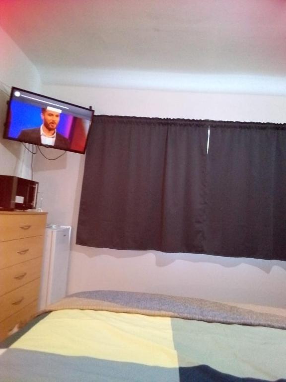 TV a/nebo společenská místnost v ubytování Your Place
