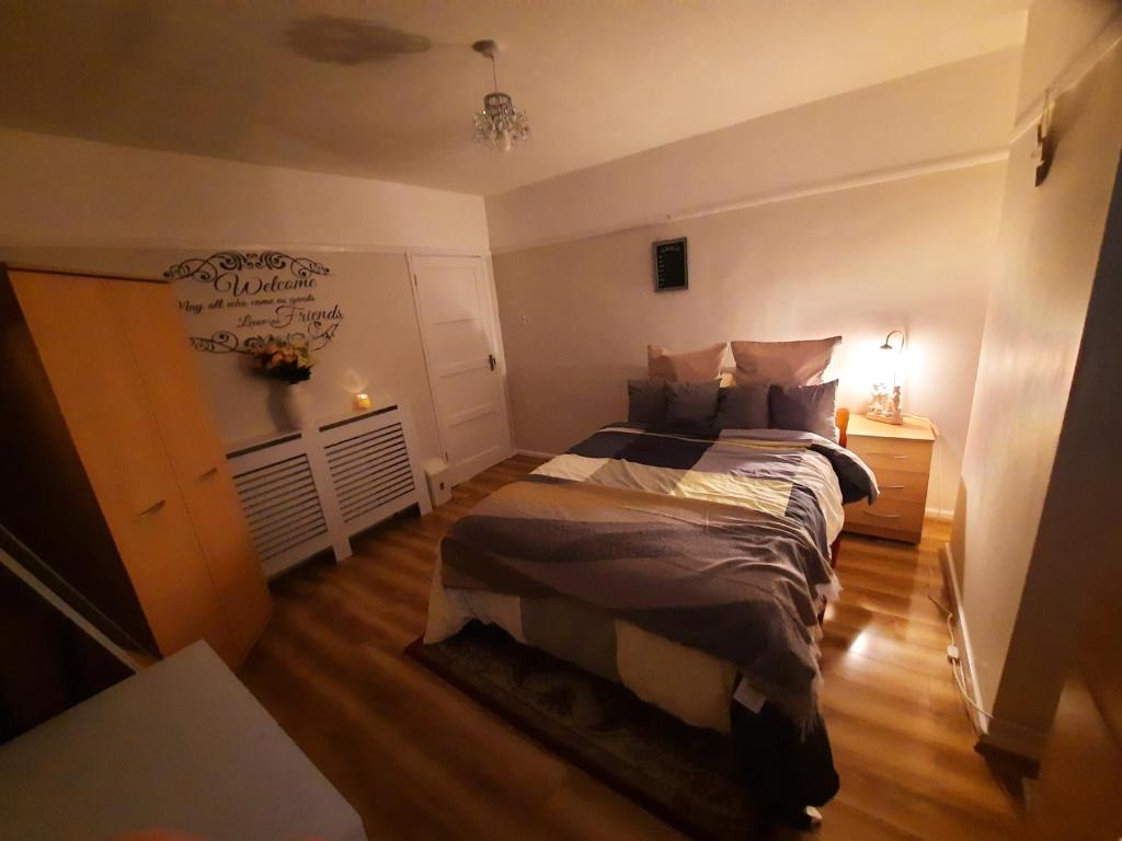 ein Schlafzimmer mit einem Bett in einem Zimmer in der Unterkunft Toro's place in Sedgley