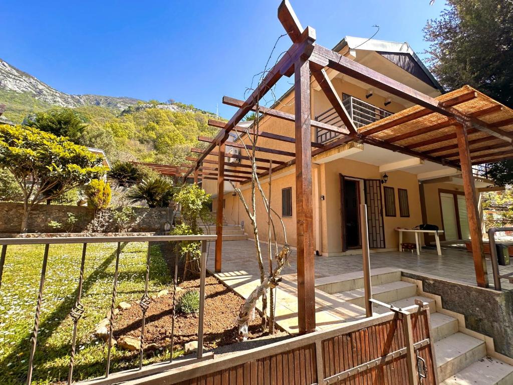 ein im Bau befindliches Haus mit Holzkonstruktion in der Unterkunft Canj Family Resort in Čanj