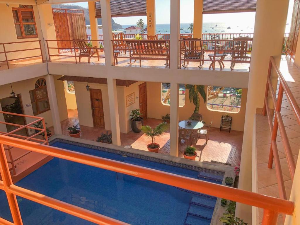 een uitzicht op een huis met een zwembad bij Bel Air/Sutton in San Juan del Sur