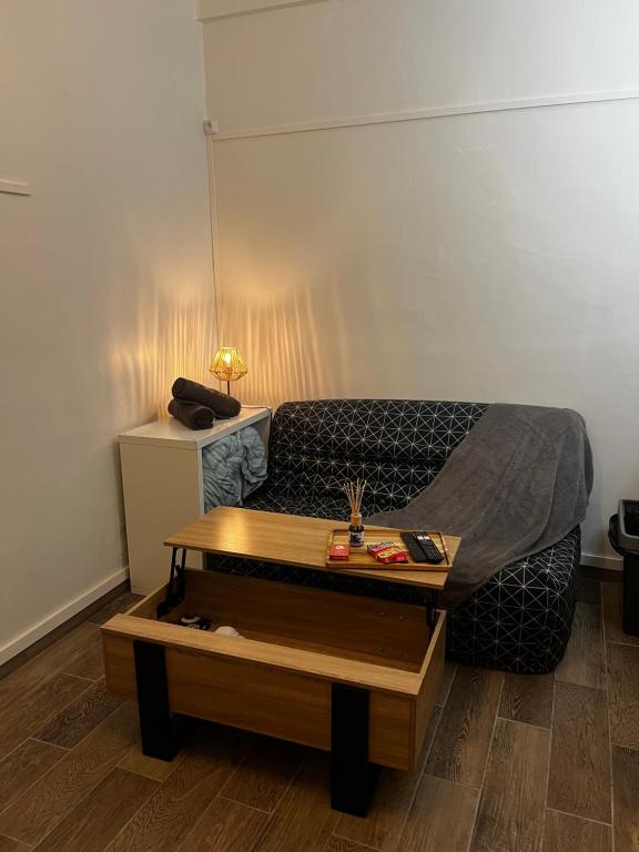Cette chambre comprend un lit et une table basse. dans l'établissement Lilliputiens, à Rouen