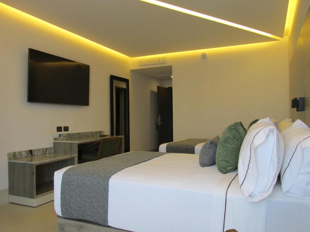 瓜達拉哈拉的住宿－Hotel Antré，酒店客房设有两张床和电视。