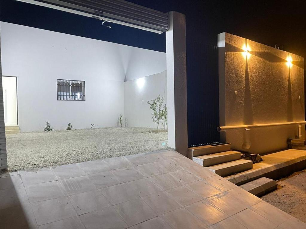 Habitación con puerta y escaleras en un edificio en شقق خاصة مع حوش مدخل خاص en Sidīs