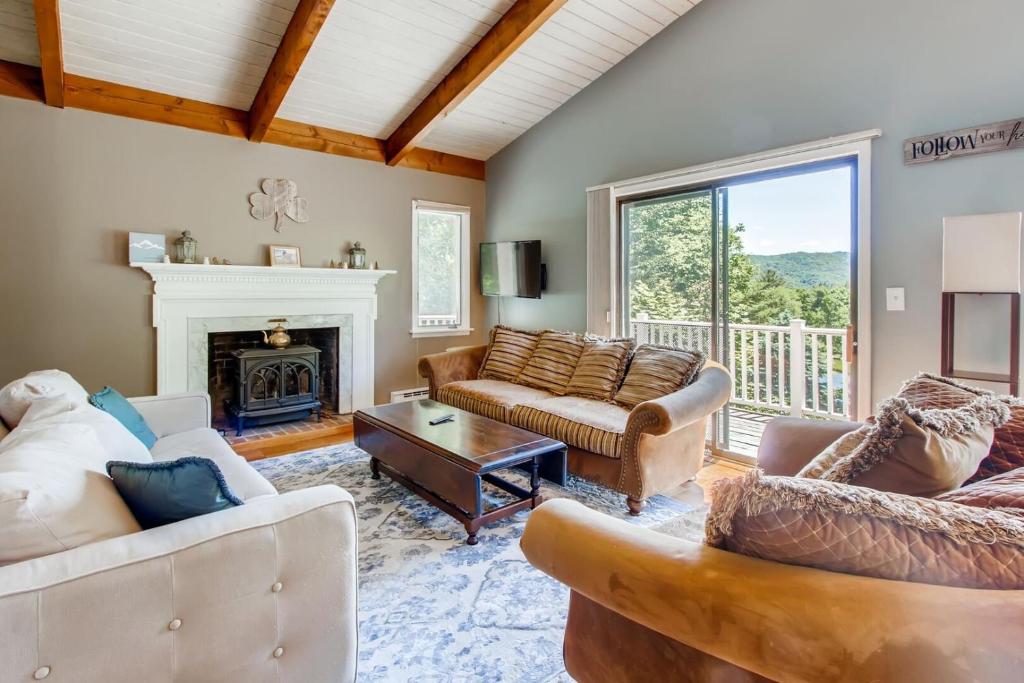 PittsfieldにあるSilver Spring Chalet Brought to you by GetAway Vacationsの2つのソファと暖炉のあるリビングルーム