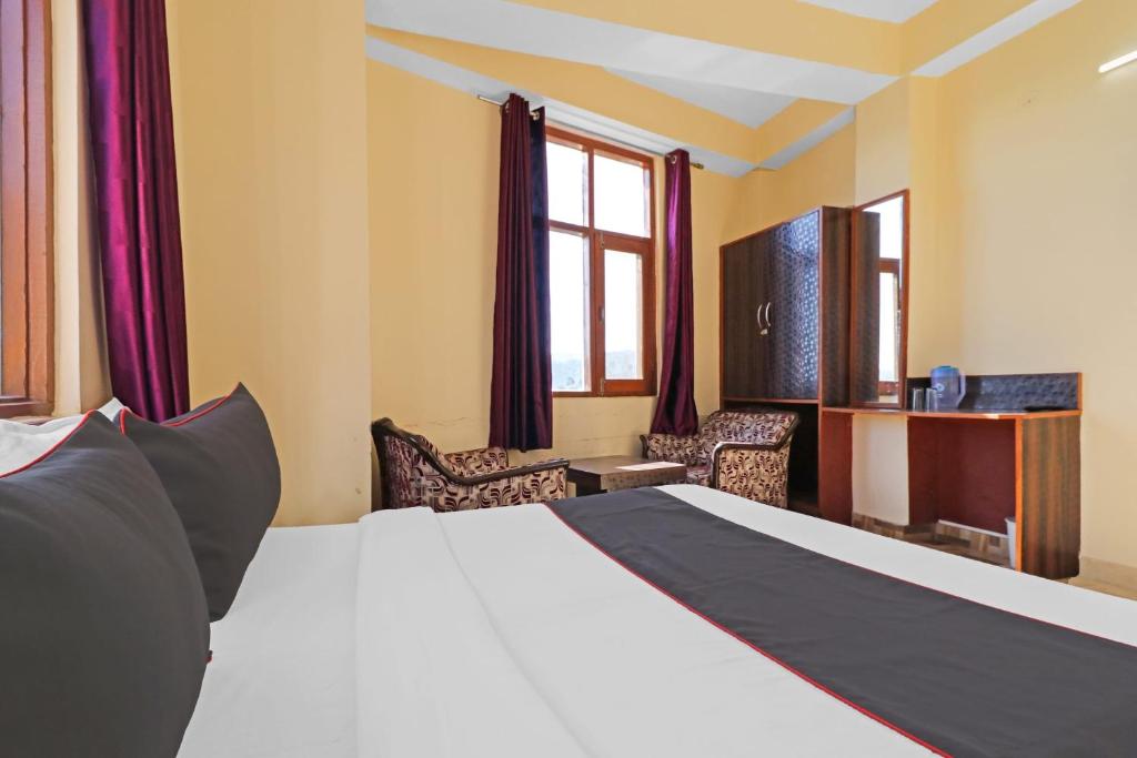Una cama o camas en una habitación de Capital O Tourist Homes