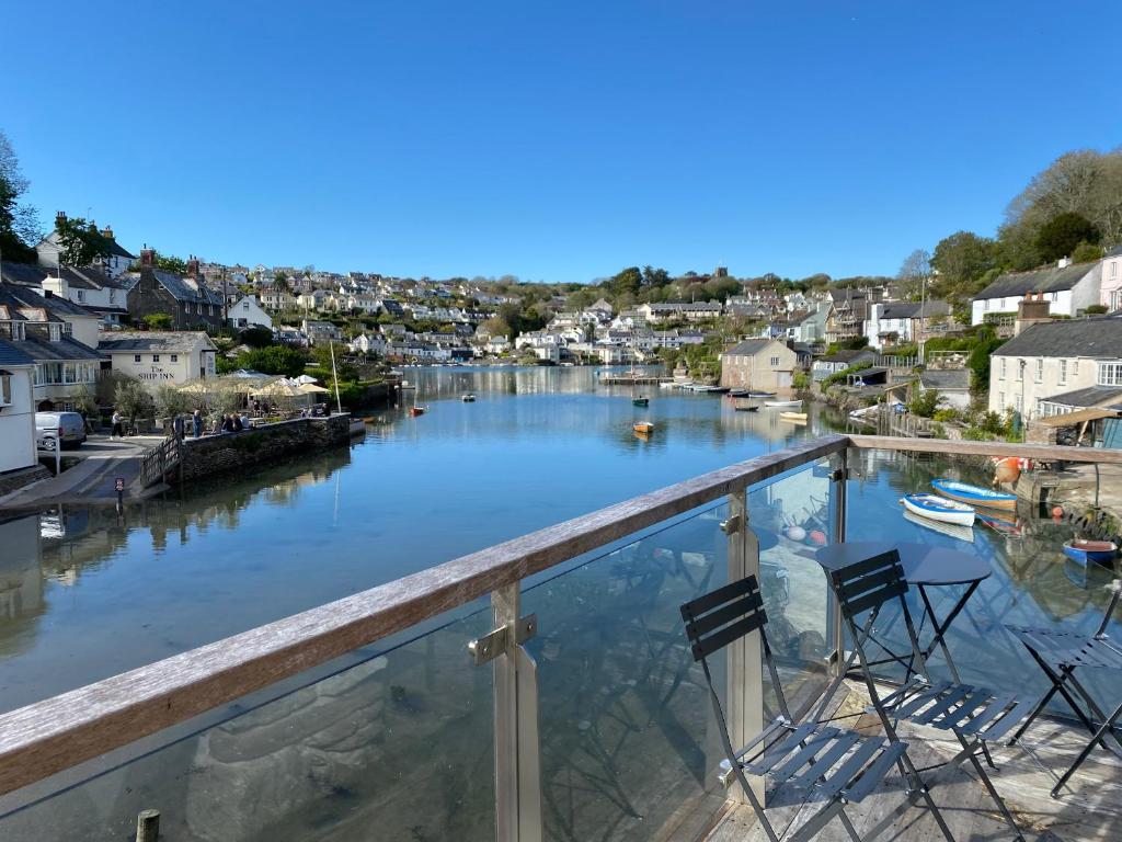 widok na rzekę z dwoma krzesłami na balkonie w obiekcie Tidal Waters w mieście Plymouth