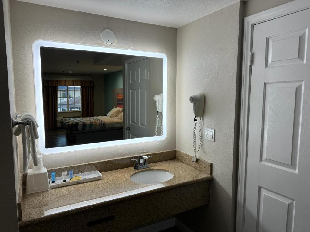 Wave Hotel Manhattan Beach - Single Room - Disability Access