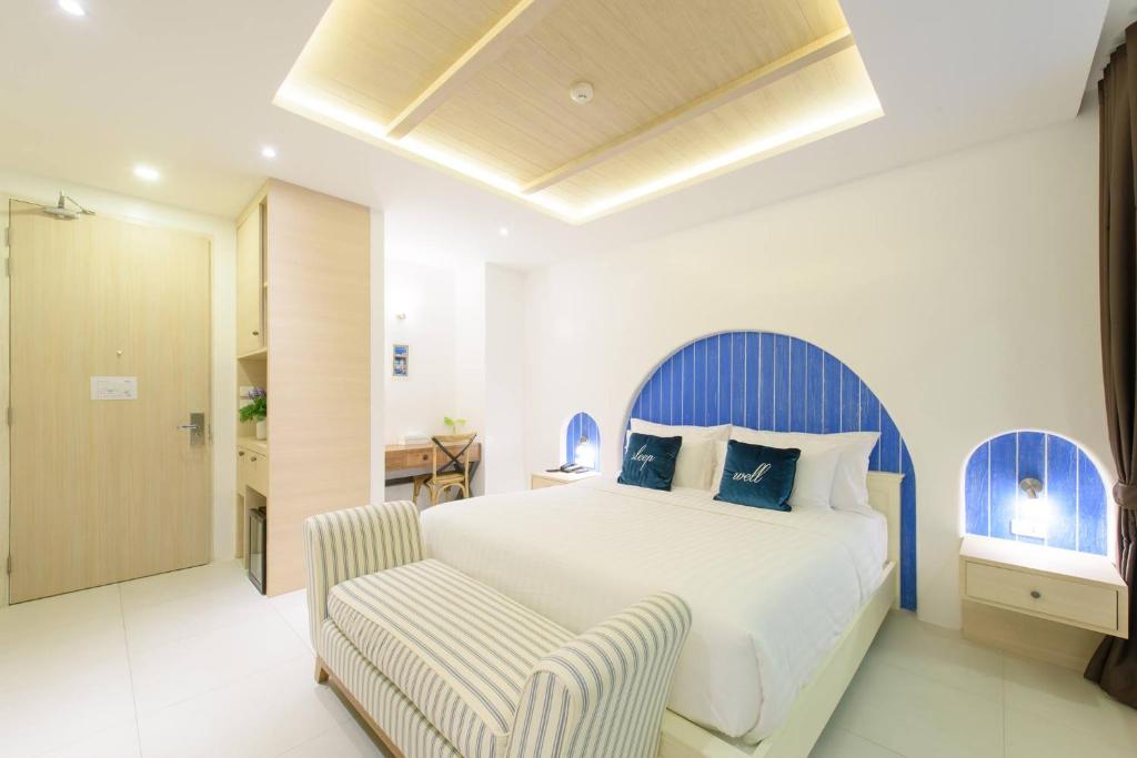 Costa Village Jacuzzi Bangsaray - Deluxe Double Room