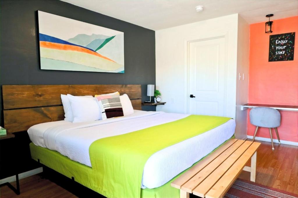 - une chambre avec un grand lit et une chaise dans l'établissement City Center Motel, à Medford