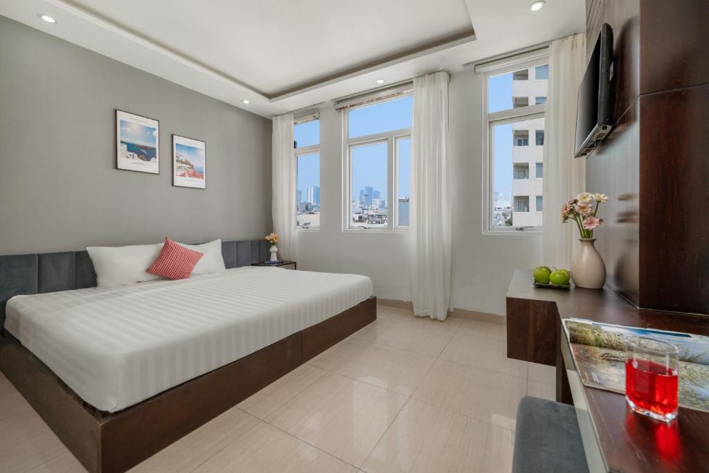 Giường trong phòng chung tại Hanoi Blue Beach Hotel