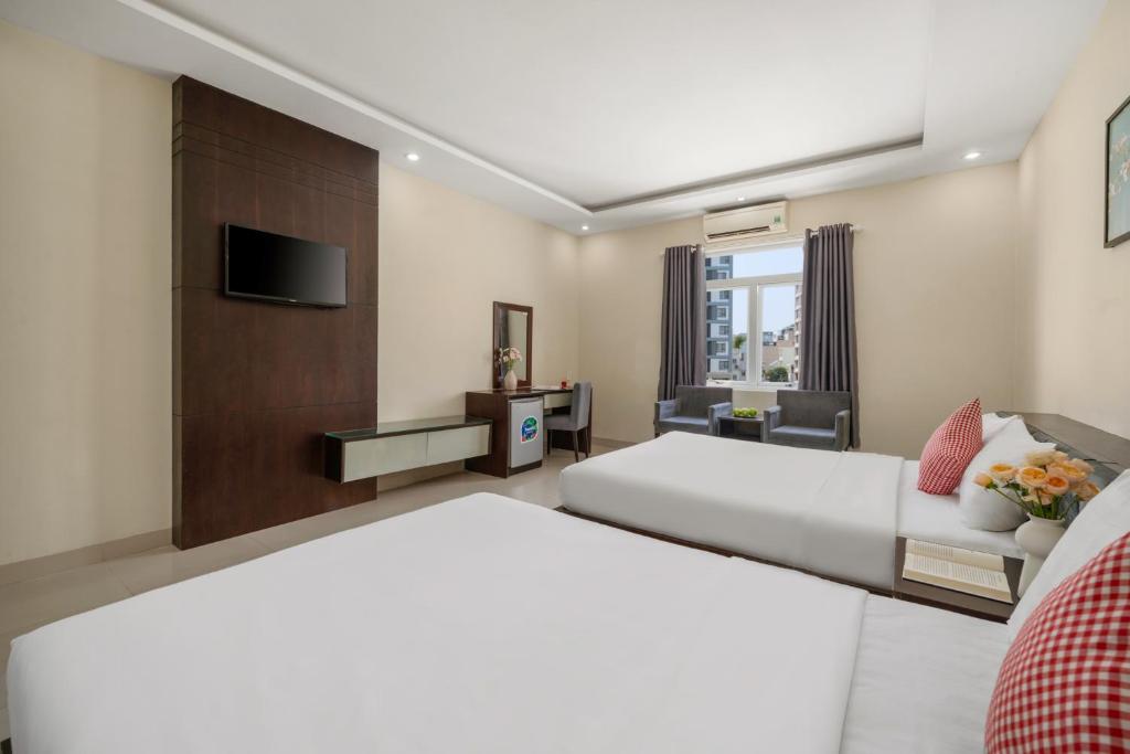 Giường trong phòng chung tại Hanoi Blue Beach Hotel